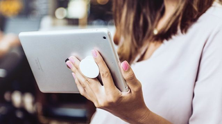 Enganches PopSockets para teléfonos y tablets | $4 | Amazon